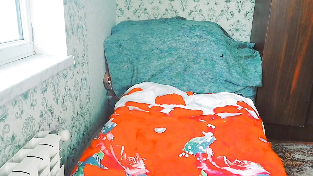 Slatki femboy pokazuje narukvice na oba zapešća