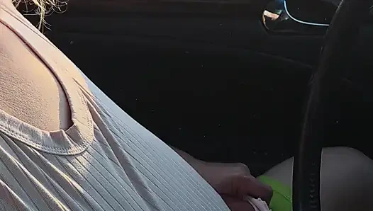 In der Öffentlichkeit sie bläst vor tities für dich