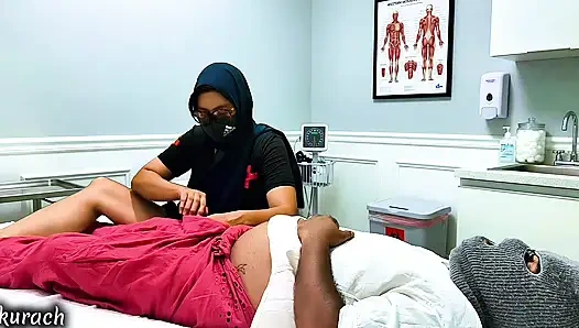 Heiße krankenschwester kam zu einem patienten und fickte ihn