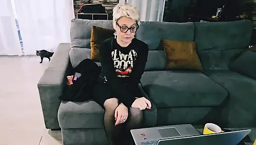 POV auf meine reife MILF-muschi, während ich masturbiere und einen dildo benutze