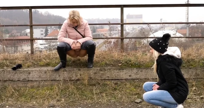 Sexy Girls Peeing