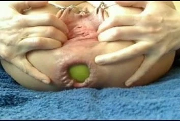女孩系住她的奶子并操她的屁股