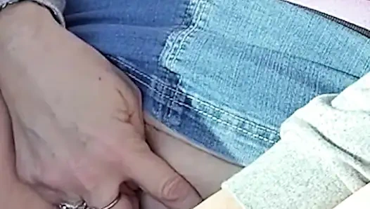 Ateşli iri güzel kadın arabada ovuyor!