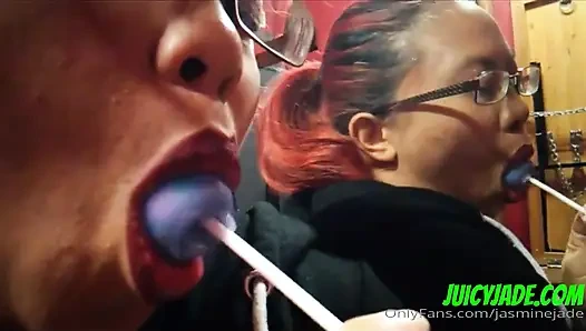 Ağzım ve dilim seni güçsüz mü yapıyor? Lolipop yalıyor ve emiyor bunu sana yaptığımı hayal edebilir misin?