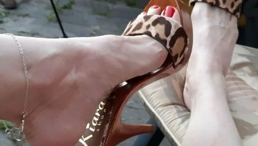 Les mules en bois à talons hauts de Mme Samantha exposées