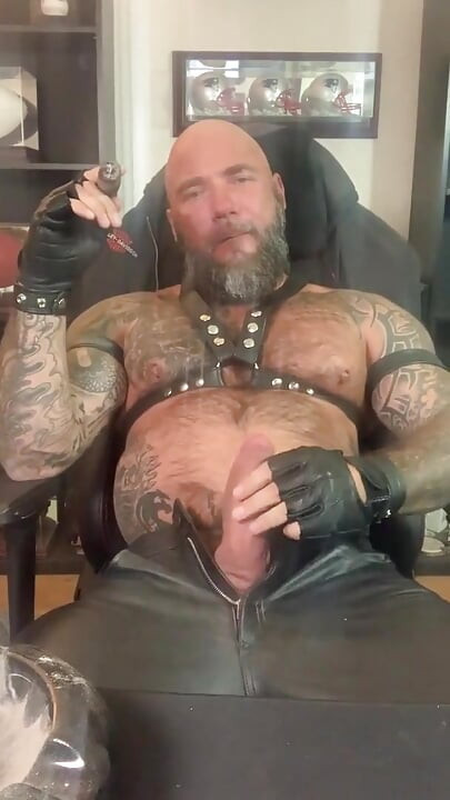 चमड़े में सिगार धूम्रपान!