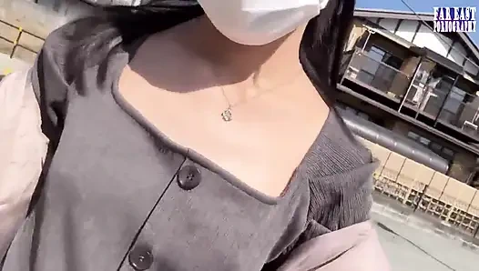 Прогулка с голым соском, где переполненные глаза искры горячий, тугий пик на ее взвернутые кончики фазе.1