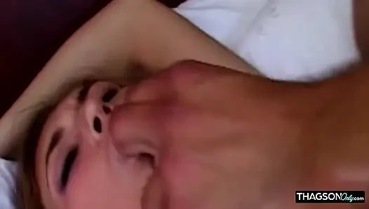 Sarışın hatun ıslak anal seansında genişliyor