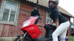 हेलमेट में लड़की सौतेले भाई की मोटरसाइकिल पर संभोग करने के लिए बिल्ली झटके