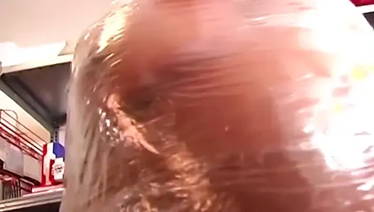 Plastik sarılmış sürtük parlak filmle genişliyor