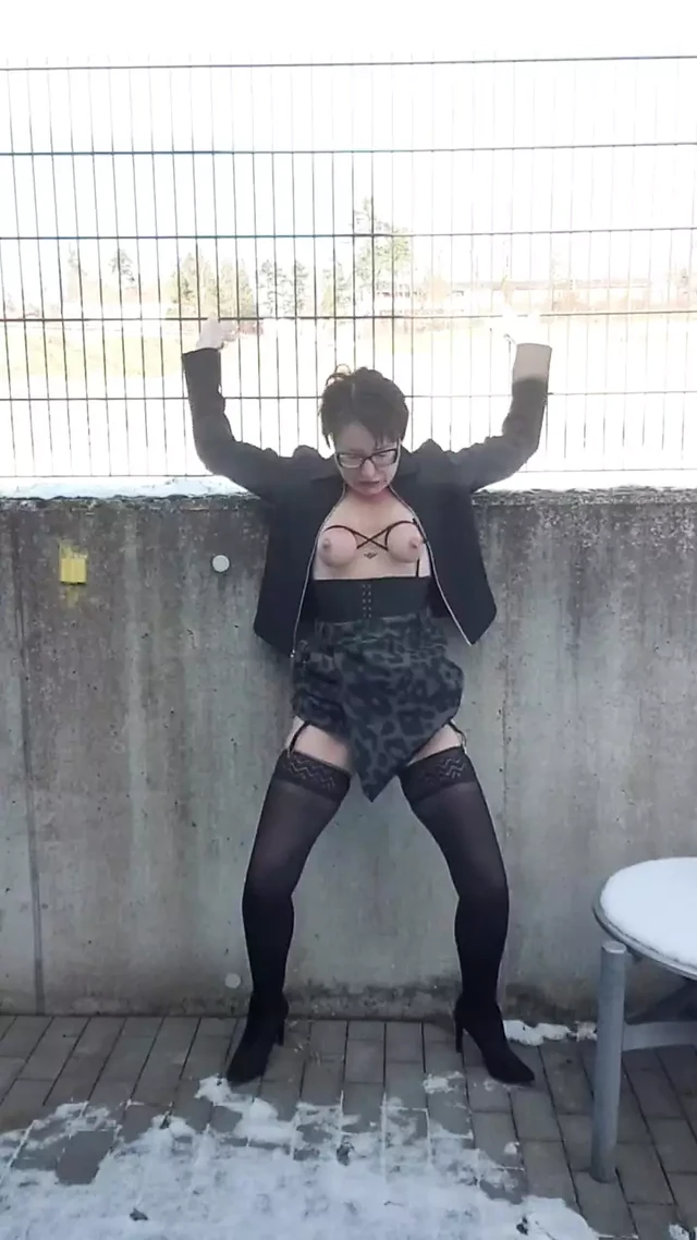 Milf Julie squirt break outdoor