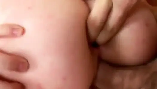 Mükemmel memeli fahişe derinden sikilmeden önce yarak emmeyi seviyor