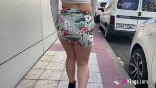 Jovem Sandra prepara sua bunda para uma boa perfuração anal!