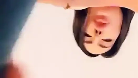 Lela Star edepsizce konuşurken küçük göt deliğine masaj yaptıktan sonra amına mastürbasyon yapıyor