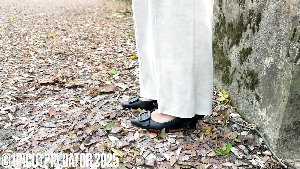 Junges arabisches mädchen zeigt draußen ihre sexy exotischen füße und gibt zum ersten mal einen footjob an einen großen weißen, unbeschnittenen schwanz