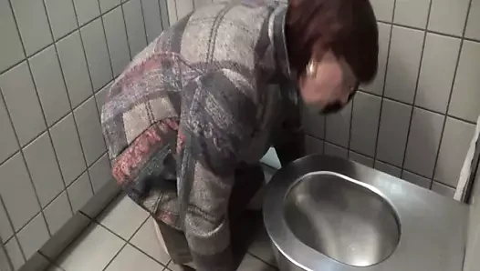Transvestit leckt Damentoilette auf Rastplatz sauber