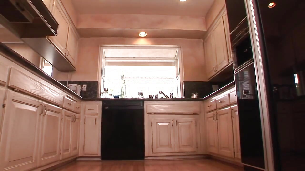 Hausfrau gefesselt und in der küche gefickt