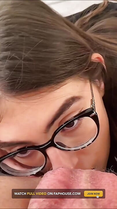 Zgodna tinejdžerka 18-godišnja brineta intenzivno aljkavo puši kurac dok moj kurac više ne može da primi u POV