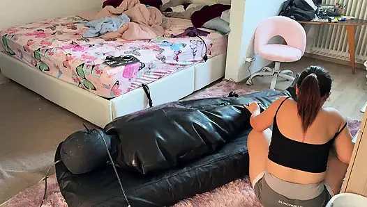Evli kadın kocasını şişme tam vücut lateks bondaj çantasında estim ile orgazma itiyor. Kısıtlı nefes alma - ağzı tıkalı göt tıkacı