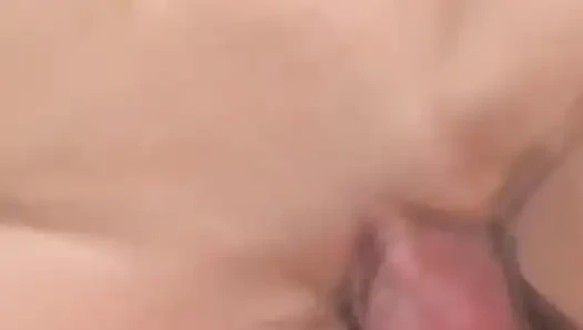 Sıska esmer hatun amcığını yalatıyor ve sert parmaklıyor
