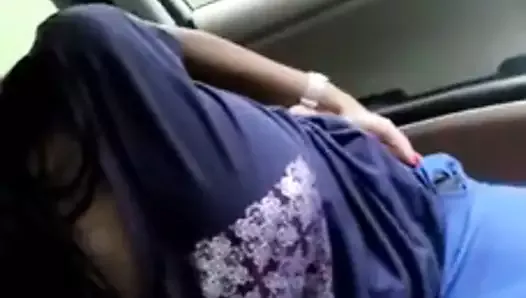 車内でのインド人女の子フェラ