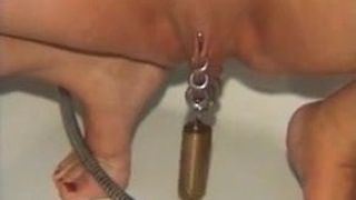 Capezzoli con piercing e figa schiava matura in azione bdsm