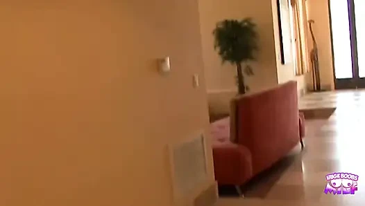 Julian andretti dientot habis-habisan sama tante semok di rumahnya dan crot di muka