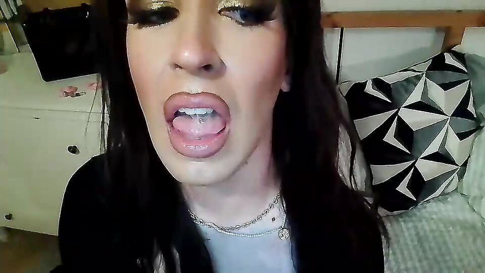 Sissy travestiet slikt haar sperma