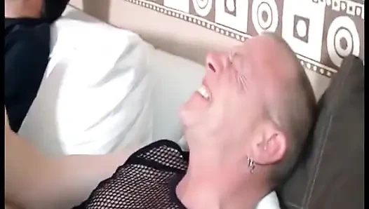 Sert! Dövmeli orospu yüzüne tüm boşalma yükünü alıyor! Azgın toplu seks!