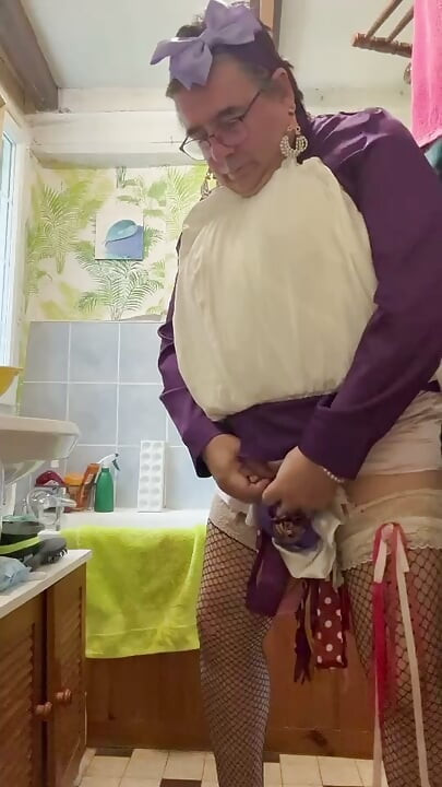 穿着泡泡裙对着瓶子撒尿