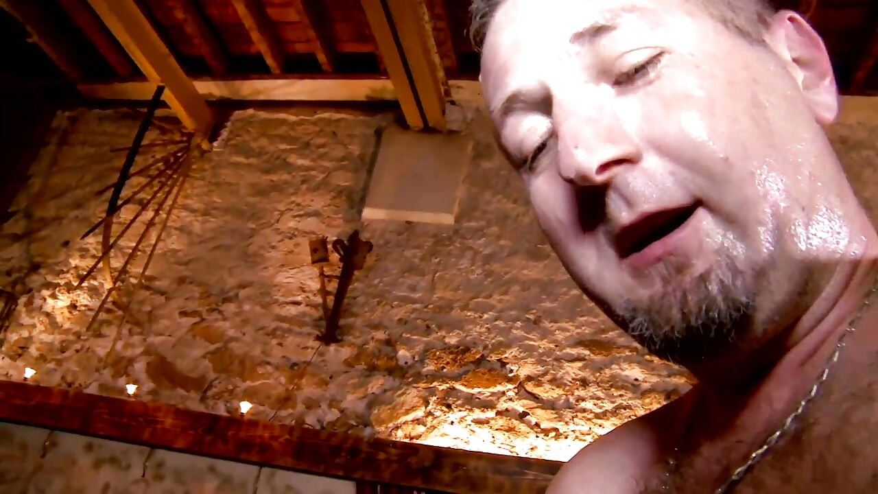 Plavokosa drolja u seksi čarapama jebana u dupe