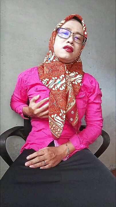 हिजाब tgirl हस्तमैथुन कर रही है