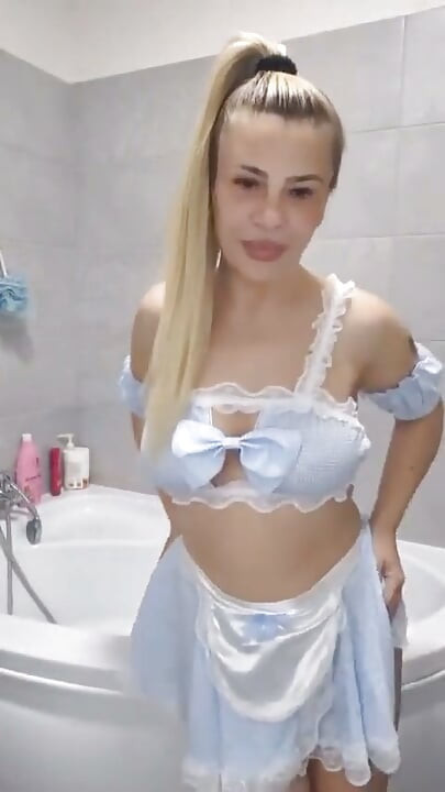 Orta yaşlı seksi kadın hizmetçi banyoda dildo mastürbasyonu