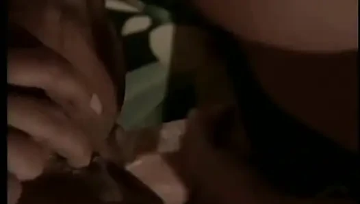 Güzel tatlı lezbiyenler dildoyla ıslak amcık emiyor