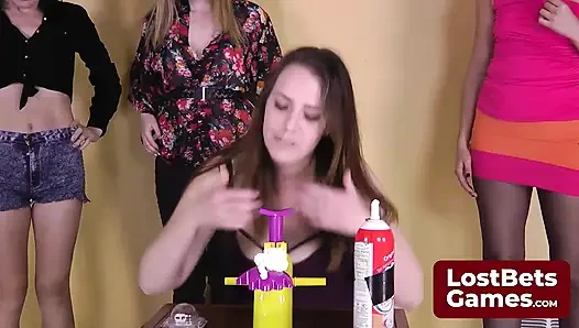 Sebuah permainan facial strip menggoda di mana gadis-gadis bergiliran dengan