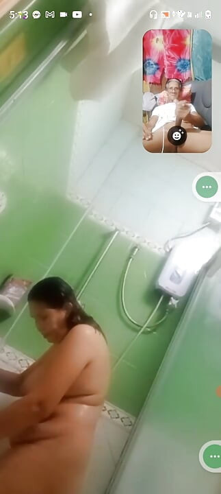 Aku lagi asik mandi sambil ngocok kontolku sampai dia ganti baju