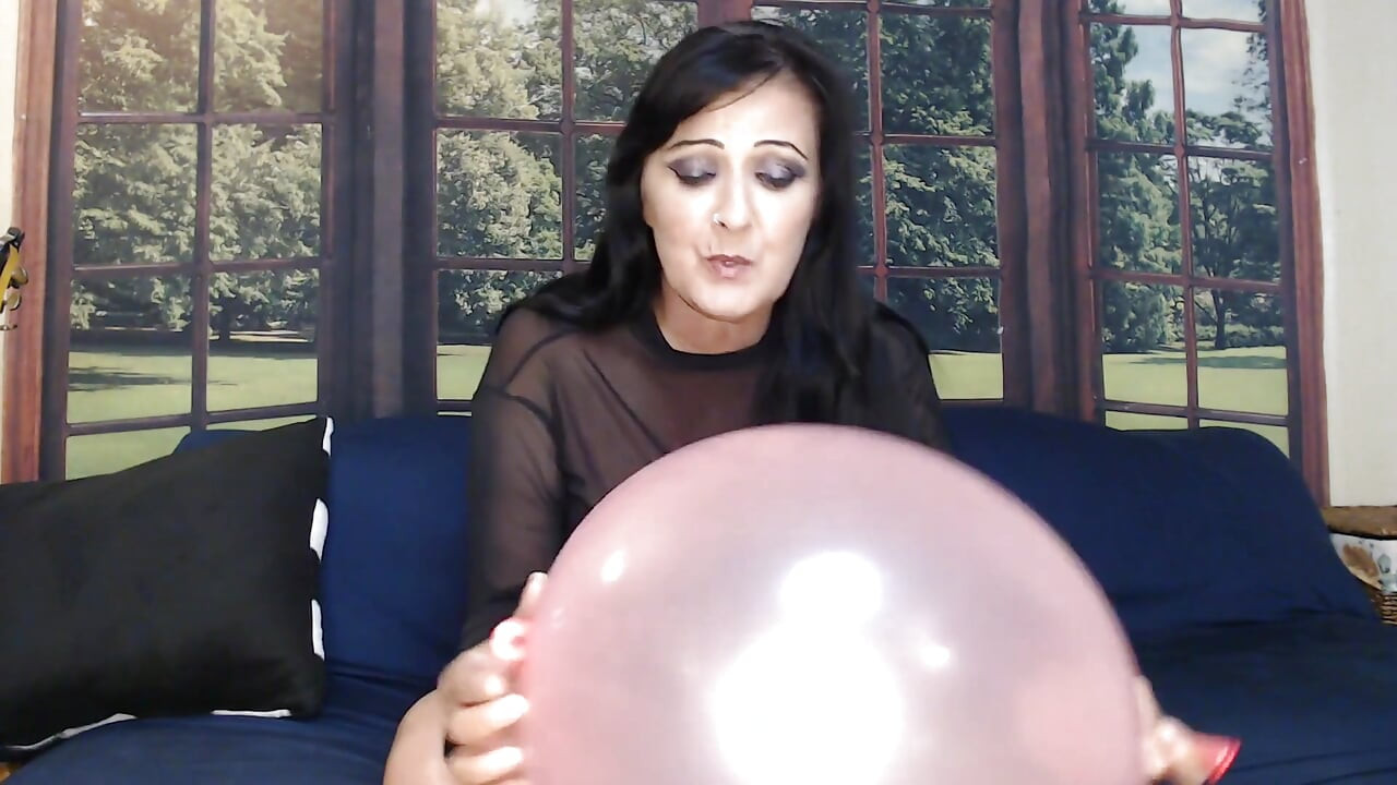 Opblazen en grote roze ballon laten leeglopen