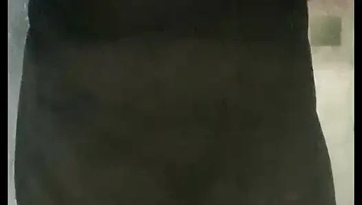 Arsa schaut darauf, mit ihrer muschi zu spielen