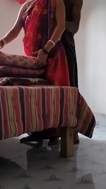 Zadivljujući trenutak iz "Lokalnog indijskog napaljenog seksa u posebnoj xxx sobi (službeni video Villagesex91 )"