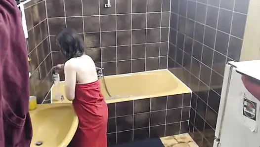 Schau zu, wie ich mich beim ausziehen und duschen