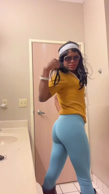 Seksi Holly Tranny