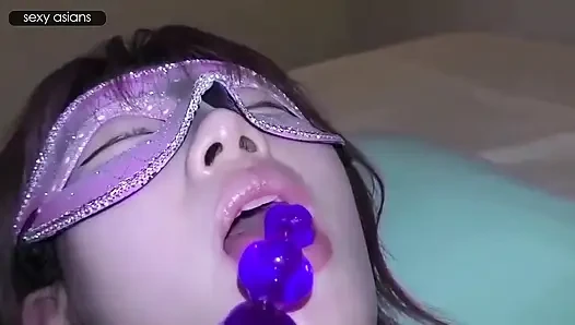 Si cantik yang sudah menikah gelisah. Cewek tubuh aduhai ini ngasih pelepasan sampai matanya menganga lebar