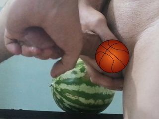 Arabische man neukt een watermeloen