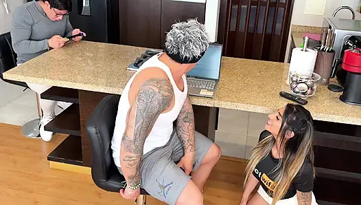 Die frau meines freundes gab mir einen blowjob unter dem tisch! Ich gab ihr einen riesigen cumshot in den mund!