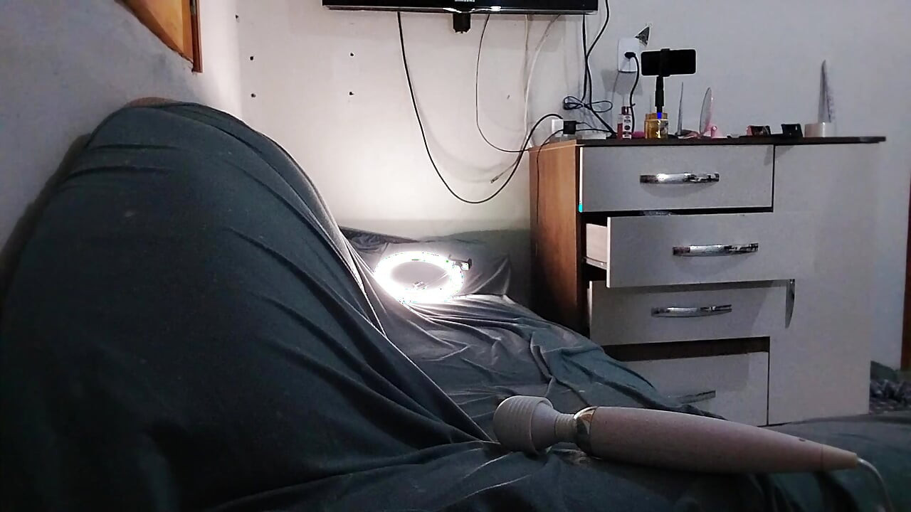Liten slampa älskar verkligen att knulla och är inte nöjd med sin man som har hemma och kommer att ge sin fitta till andra män