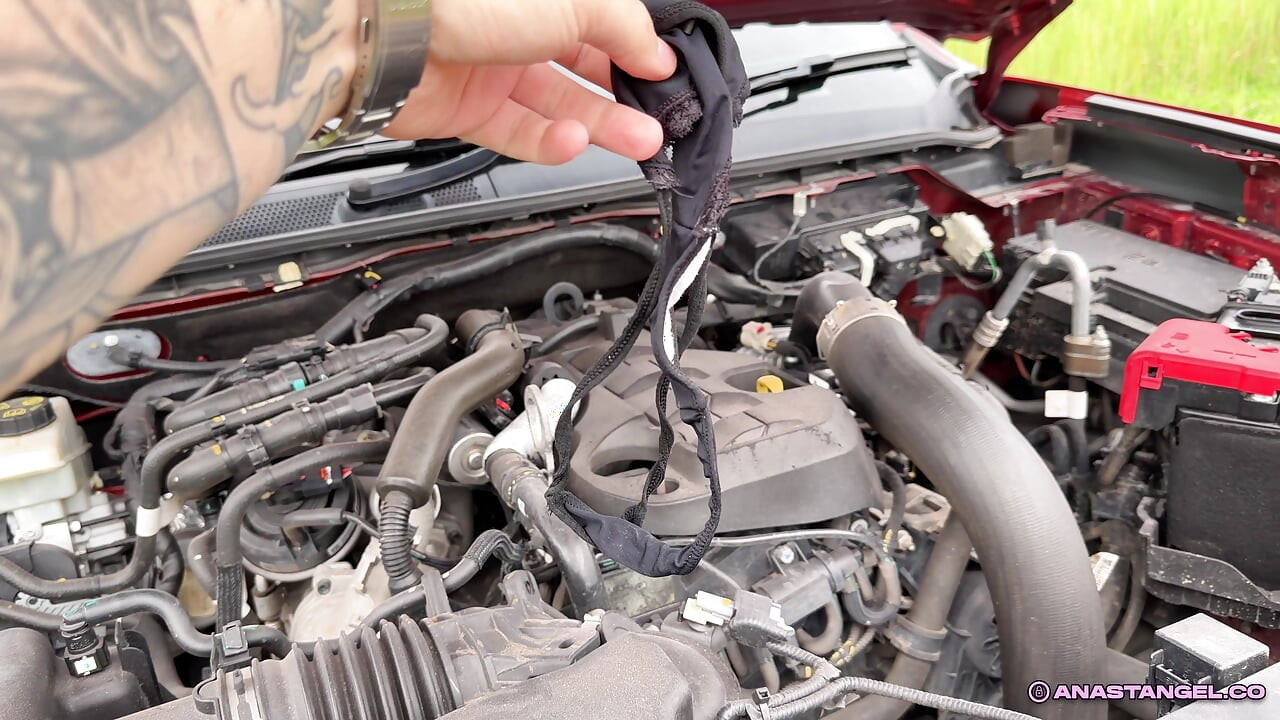 Helpful Runner Finds Panties in the Engine and Gets the Best Thank-you Sex Ever