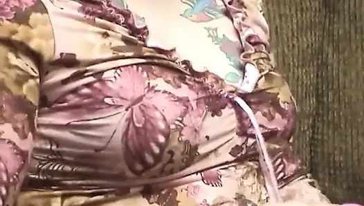 Cewek gemuk nyepong dildo kaca sebelum memasukkannya ke dalam memeknya
