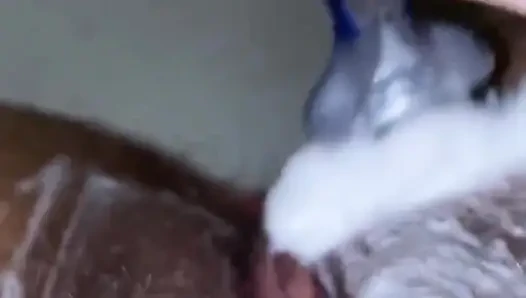 Mencukur memek berbuluku