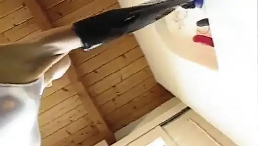 Büyük memeli sahibe domaltarak sikişmeden önce seks kölesi aygırını azdırıyor
