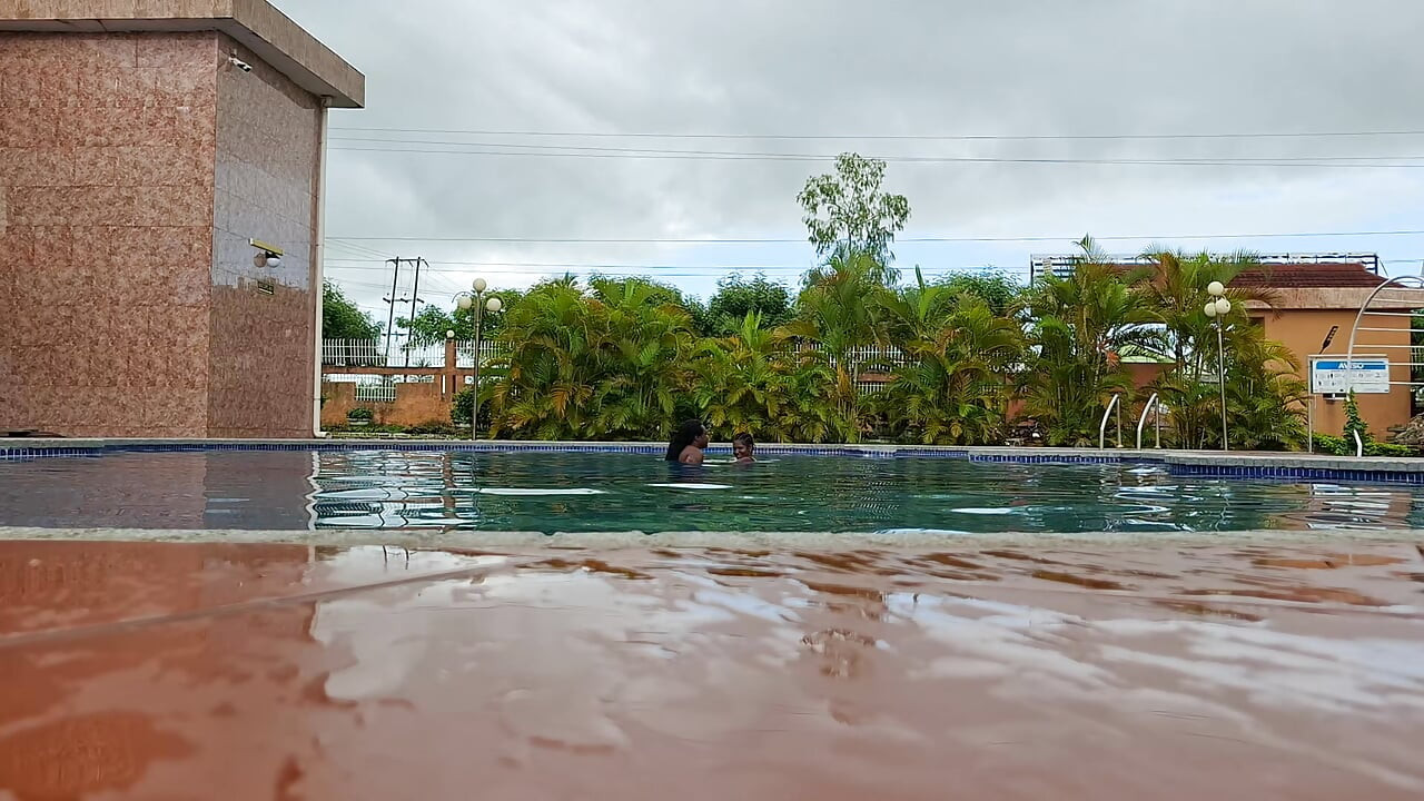 Sperma schwimmen im pool, harter sex im wasser, doppelter orgasmus